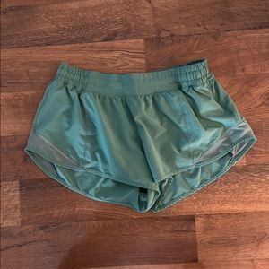 Lululemon Hotty Hot 2.5” Size 10 Shorts